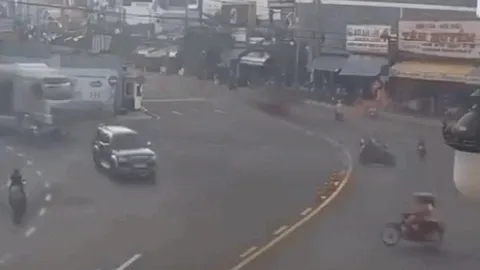 Clip: Người đàn ông thoát chết thần kỳ khi bị cuốn vào gầm xe đầu kéo, khoảnh khắc ai xem cũng muốn "rụng tim"