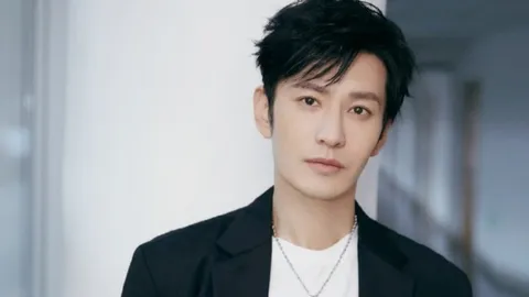 Clip: Huỳnh Hiểu Minh đánh máy tính hút hơn 300 triệu lượt xem