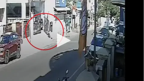 Clip: Thương tâm cảnh bé 7 tuổi tử vong trước mặt cha vì bị cánh cổng đổ đè lên người