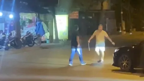 Clip: Khiếp vía cảnh hai tài xế ô tô 7 chỗ cầm dao, kiếm đứng giữa đường "nghênh chiến" ở TP Thủ Đức