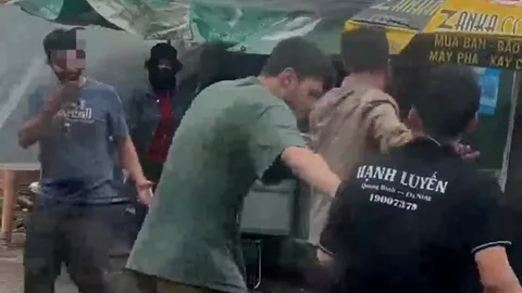 Clip: Nhân viên nhà xe Hạnh Luyến đánh nhau với "ông Tây" vì chuyện đi vệ sinh