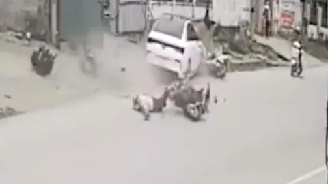 Clip: Nhiều người văng lên khi ô tô lao như "tên bắn" sang phần đường ngược chiều, hiện trường ám ảnh