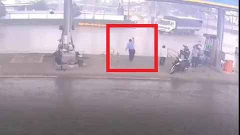 Clip: Góc quay mới đầy ám ảnh và xót xa khi xe tải "lạnh lùng" cán 2 lần qua người đi xe máy trên Quốc lộ 51