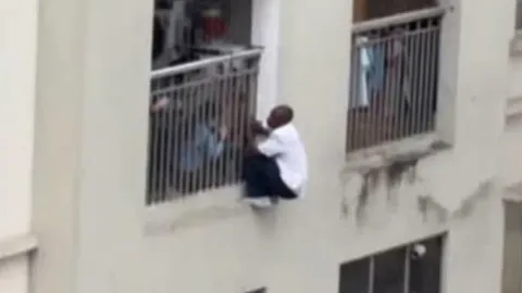 Clip: Người đàn ông vắt vẻo treo mình ở lan can tầng 5 chung cư định tự tử khiến người xem đứng tim