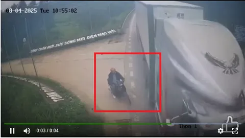 Clip: Một kiểu đi xe máy "điếc không sợ súng" khiến ai xem cũng muốn vỡ tim