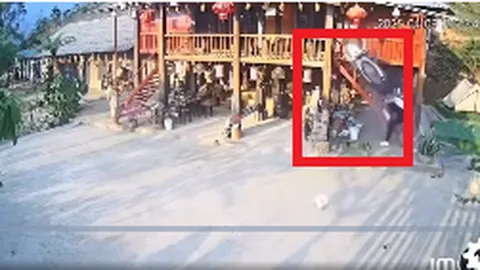 Clip: Đôi nam nữ đi xe máy "xé gió" đâm thẳng vào nhà sàn ở Tà Xùa, cô gái lộn tùng phèo trượt xuống cầu thang gây ám ảnh