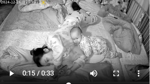 Em bé đang ngủ liền tỉnh giấc và có hành động lạ, mẹ nhìn thấy thì vỡ òa