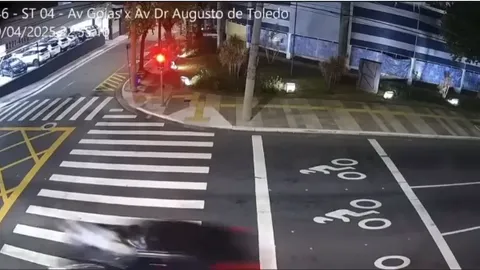 Clip: Ô tô lao như tên bắn khiến 2 cô gái tử vong khi qua đường trên phần đường dành cho người đi bộ