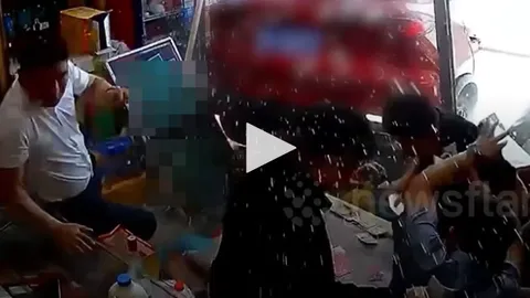 Clip: Ô tô lùi thẳng vào cửa hàng có 5 người đàn ông đang ngồi, cái kết tan hoang