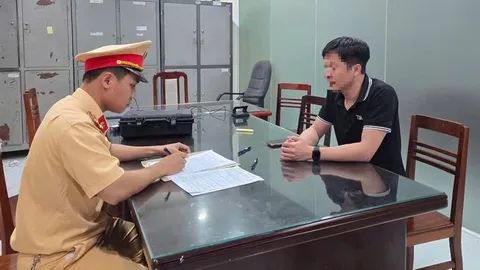 Clip: Pha lùi xe trên cao tốc "trị giá" 35 triệu đồng cộng thêm 1 "trái đắng"