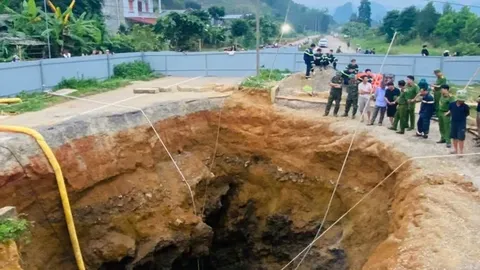 Clip: Khoảnh khắc cuối cùng từ camera nhà dân ghi lại về người đi xe máy trước khi lao xuống “hố tử thần”