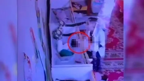 Clip: 20 phút cuối đời khi kẹt đầu vào thanh chắn giường, tử vong tại trường mẫu giáo của bé 2 tuổi gây ám ảnh