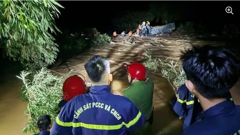 Clip: 1 người lớn, 3 trẻ em mắc kẹt trên ô tô giữa dòng nước xiết