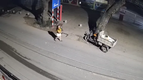 Clip: Người dân truy đuổi kẻ nghi trộm xe công nông như phim