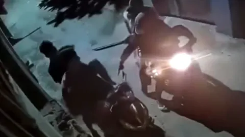 Clip: Cận cảnh pha cướp đêm nhanh như chảo chớp, 3 ép 2 đưa tiền rồi hung hăng lục đồ và cái kết bất ngờ