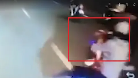 Clip: Hai thiếu niên đang lái xe cố tung đòn "trả thù" người đi đường vì nghĩ bị tạt đầu xe máy