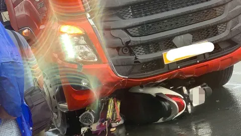 Clip: Khoảnh khắc đầy ám ảnh khi xe máy chở 4 người trong gia đình lao vào container, 3 mẹ con tử vong, chồng tiên lượng xấu