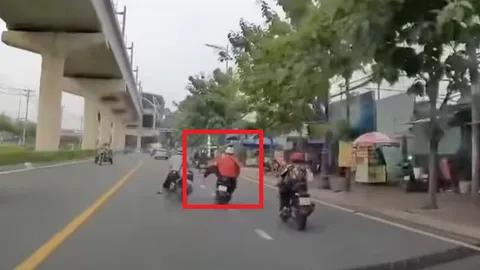 Clip: Công an xác minh danh tính thanh niên áo cam lách xe máy đạp xe đi bên cạnh ngã sấp mặt giữa đường cực nguy hiểm