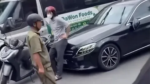 Clip: Công an lấy lời khai thanh niên đi SH chặn đầu, đập phá ô tô Mercedes giữa đường phố