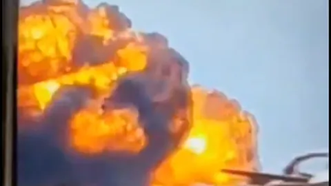 Clip: Khoảnh khắc máy bay chở 242 người lao xuống đất, bùng cháy thành quả cầu lửa khổng lồ