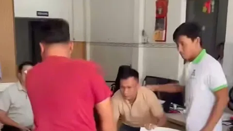 Clip: Cảnh sát cầm súng ập vào phòng công chứng, cảnh tượng bên trong khiến tất cả ngỡ ngàng