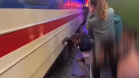 Clip: Thót tim khách Tây suýt bị tàu cuốn ở phố cà phê đường tàu Hà Nội