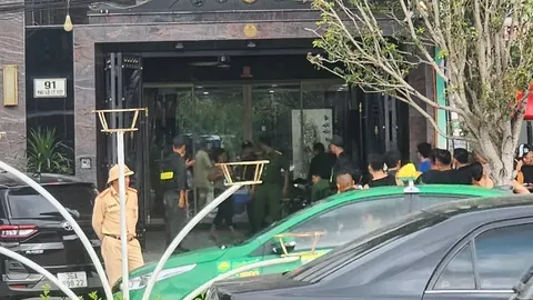 Clip: Nhiều cảnh sát có mặt tại nhà trùm giang hồ Mạnh "gỗ" ở Thanh Hóa để thực hiện nhiệm vụ