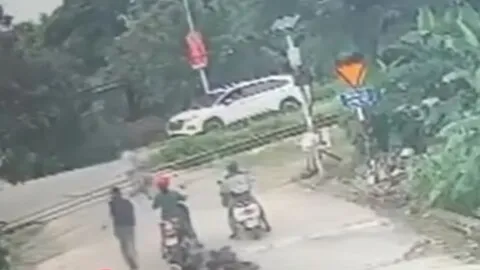 Clip: Khoảnh khắc thanh niên lao đến kéo cháu bé khỏi đường ray chỉ trong tích tắc trước khi đoàn tàu lao đến