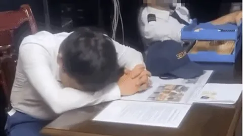 Clip: Nam giảng viên trường cao đẳng y tế gây tai nạn liên hoàn ở Hà Nội khóc nức nở tại cơ quan công an