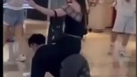 Khoảnh khắc nam thanh niên cõng bạn gái bò ở trung tâm thương mại gây sốc