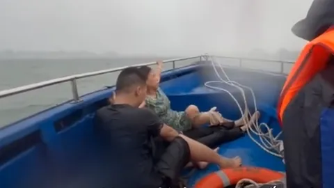 Clip: Trực tiếp cứu hộ nạn nhân tàu chở 53 người bị lật trên vịnh Hạ Long, một chi tiết đau xé lòng