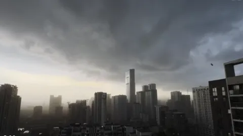 Hà Nội trong cơn dông kèm mưa lớn chiều 19/7, những hình ảnh được ví như ngày tận thế