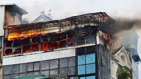 Hình ảnh và clip cháy ngùn ngụt tại nhà cao tầng trên đường Giải Phóng, Hà Nội khiến nhiều người thót tim