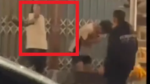 Clip: Chủ quán nước hung hãn cầm mã tấu rượt chém khách của "hàng xóm" vì điều này