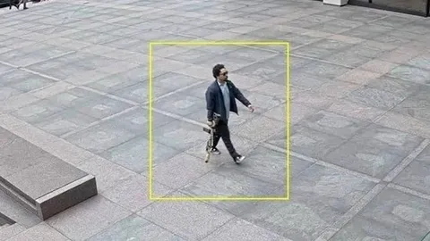 Cảnh "đấu súng như chiến sự" giữa cảnh sát và sát thủ ngay tại New York