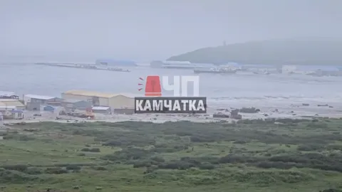 Clip: Đợt sóng thần đầu tiên ập vào bờ biển Severo-Kurilsk ngay sau trận động đất mạnh 7,9 độ richter nhấn chìm nhà máy chế biến cá