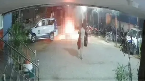 Clip: Khoảnh khắc hãi hùng người đàn ông tự thiêu tại đồn cảnh sát One Town với lý do gây sốc