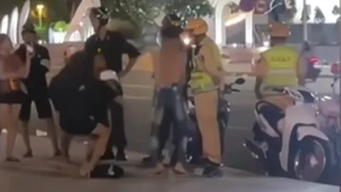 Nhóm thanh niên không đội mũ bảo hiểm "ăn mừng chiến thắng của đội tuyển U23 Việt Nam", CSGT chọn 1 hình thức phạt đặc biệt "cho nhớ lâu hơn"