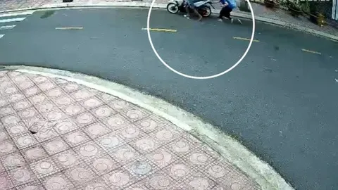 Clip: Trộm xe giữa ban ngày còn giằng co với chủ nhà như phim hành động