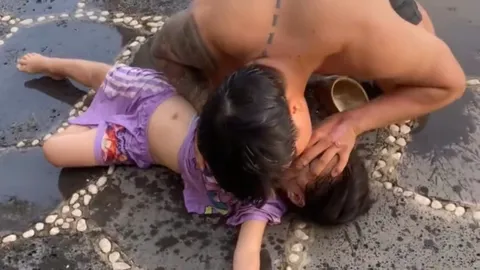 Khoảnh khắc người đàn ông cứu bé gái đuối nước 4 phút dưới hồ bơi villa ở Vũng Tàu: Nghẹt thở khi xem lại camera ghi nhận vụ việc