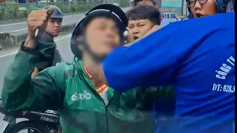 Người mặc áo xe ôm công nghệ chặn xe tải, đập kính ở TP.HCM là ai?