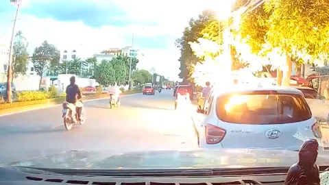 Hãi hùng khoảnh khắc điện giật phóng tia lửa dữ dội khiến 2 công nhân nguy kịch