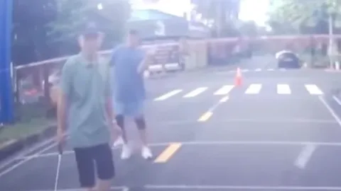 Nhóm người trung niên giăng lưới đánh cầu lông giữa đường: Tiết lộ chuyện "lời qua tiếng lại" với tài xế đi qua, còn cầm dao nhọn hù dọa