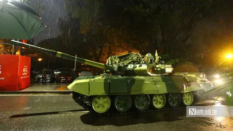 Đã mắt ngắm dàn xe pháo quân sự A80 hành quân về trung tâm Hà Nội trong đêm, 1 chi tiết gây xúc động tới cả triệu người