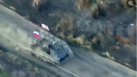 Cận cảnh xe bọc thép của Mỹ mang cờ Nga và Mỹ tấn công vào các vị trí của Ukraine