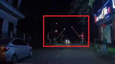 Khoảnh khắc cực nguy hiểm khi gác chắn tàu "mở đường" cho xe qua khi tàu đi tới rất nhanh