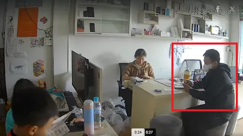 Bị chủ cửa hàng điện thoại và người dân truy đuổi, tên cướp rút dao đâm loạn xạ để thoát thân: Camera ghi lại hành động táo tợn giữa cửa hàng