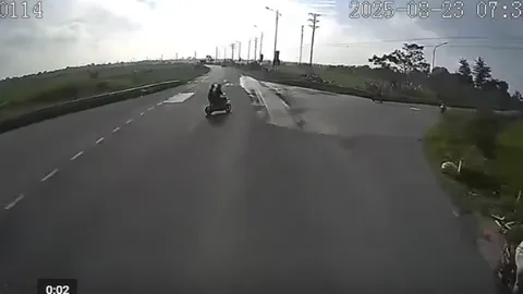 Cú bẻ lái làm nên cảnh hãi hùng của xe tải khi tránh xe máy: Đâm trực diện 1 xe máy khác dừng đỗ