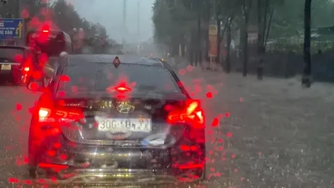 Hà Nội: Cơn mưa xình xịnh suốt đêm khiến "phố cũng như sông", người dân bì bõm "bơi" qua nhiều cung đường