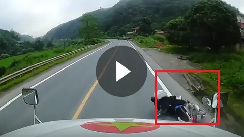 Clip: Cô gái đi xe máy ngã lao vào đầu xe container sau cú vượt ẩu kinh hoàng